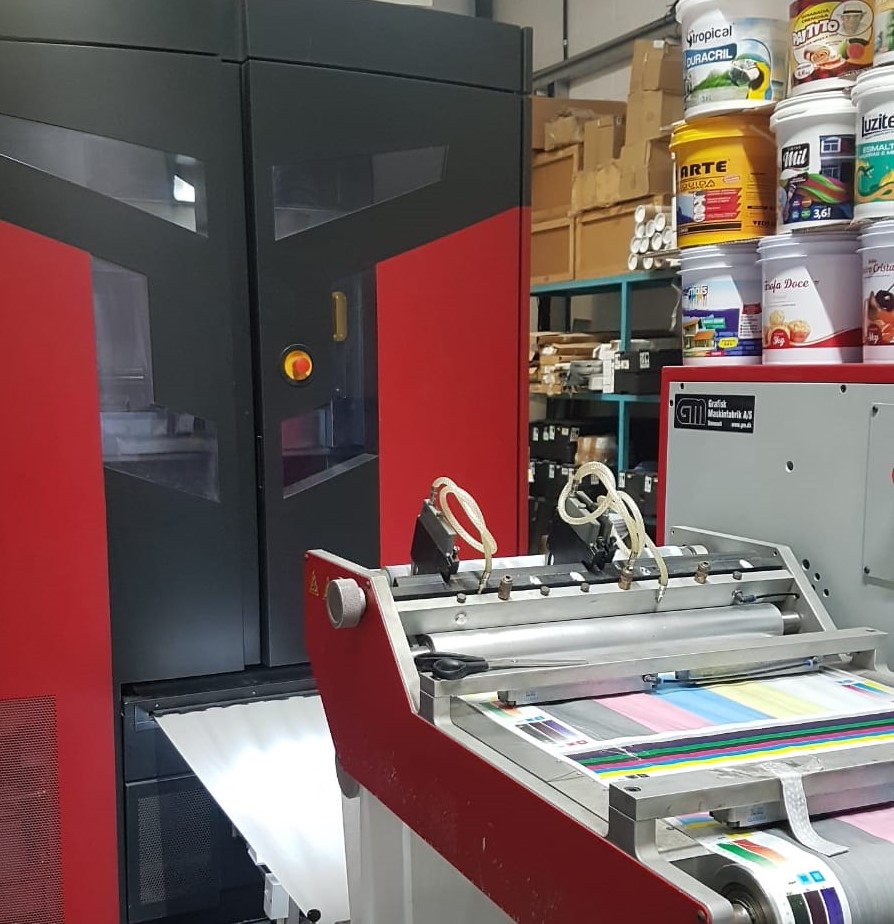 ALPHAPLAST - Fábrica de baldes plásticos em Pernambuco produz transferências térmicas com a Xeikon 3500 ALPHAPLAST - Fábrica de baldes plásticos em Pernambuco produz transferências térmicas com a Xeikon 3500