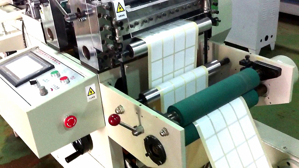 LabelFinish B320 - Máquinas de Corte com Facas Planas (Batida), Laminação, Perfuração (Tags) e Hot Stamping