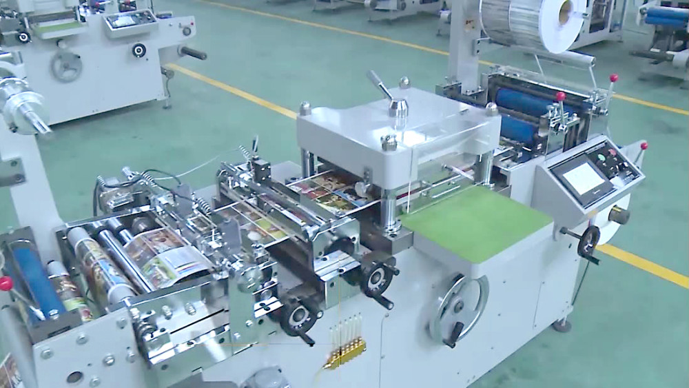 LabelFinish B320 - Máquinas de Corte com Facas Planas (Batida), Laminação, Perfuração (Tags) e Hot Stamping