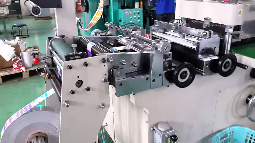 LabelFinish B320 - Máquinas de Corte com Facas Planas (Batida), Laminação, Perfuração (Tags) e Hot Stamping