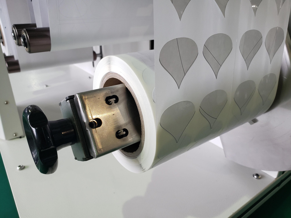 MiniBlade é um sistema de acabamento digital para rótulos e etiquetas, TUDO EM UM: lamina, corta, destaca esqueleto, separa e rebobina as etiquetas em até 8 m/min.!