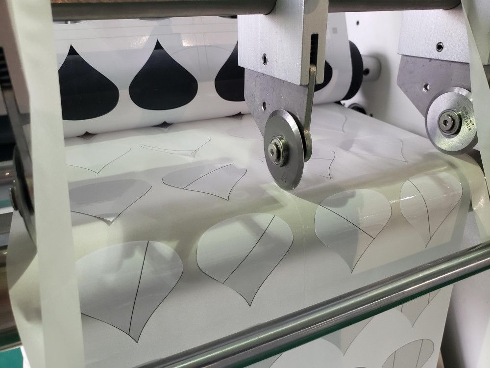 MiniBlade é um sistema de acabamento digital para rótulos e etiquetas, TUDO EM UM: lamina, corta, destaca esqueleto, separa e rebobina as etiquetas em até 8 m/min.!