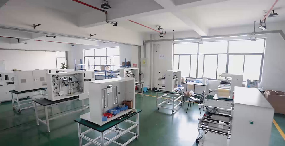 MiniBlade é um sistema de acabamento digital para rótulos e etiquetas, TUDO EM UM: lamina, corta, destaca esqueleto, separa e rebobina as etiquetas em até 8 m/min.!