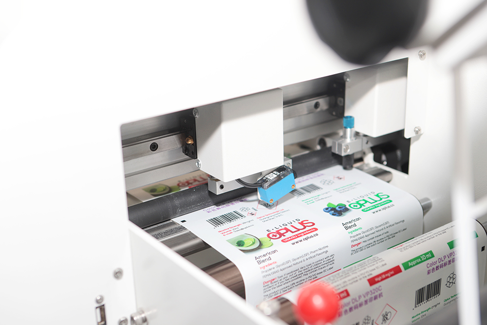 MiniBlade é um sistema de acabamento digital para rótulos e etiquetas, TUDO EM UM: lamina, corta, destaca esqueleto, separa e rebobina as etiquetas em até 8 m/min.!